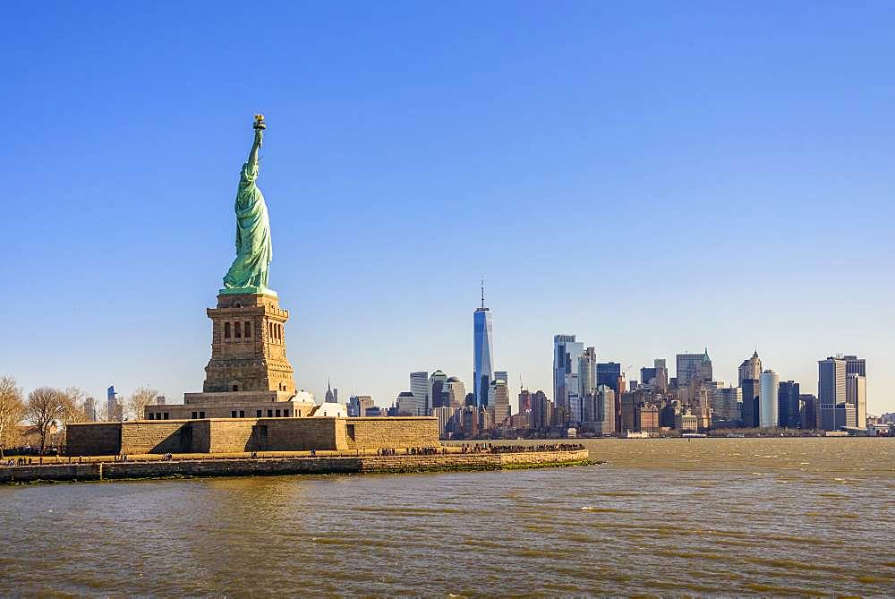 Statue of Liberty in front of Manhattan skyline, Statue of Liberty National Monument, Liberty Island, New York City, New York State, USA, North America