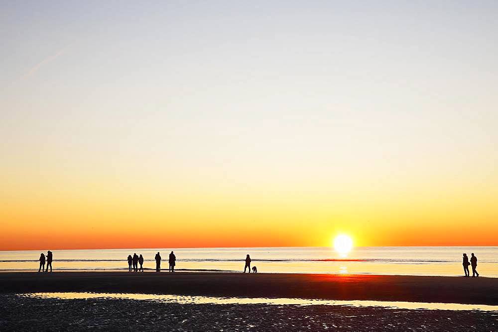 People on the beach at sunset over the North Sea, St. Peter-Ording, North Sea coast, Schleswig-Holstein Wadden Sea National Park, Schleswig-Holstein, Germany, Europe