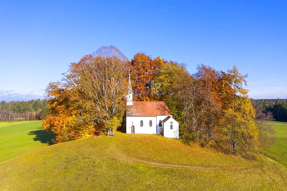 Chapel St. Koloman in autumn, Weipertshausen near Muensing, Fuenfseenland, aerial view, Upper Bavaria, Bavaria, Germany, Europe