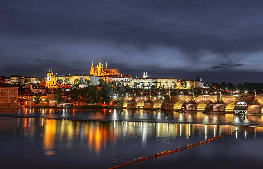 Charles Bridge with Vltava, St Vitus Cathedral and Prague Castle, Hradcany, Old Town, Night view, Prague, Bohemia, Czech Republic, Europe