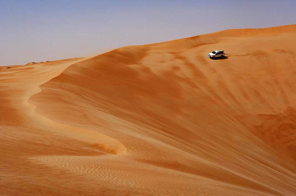 Off-road vehicle drives on sand dune, desert safari, desert Rimal Wahiba Sands, Oman, Asia