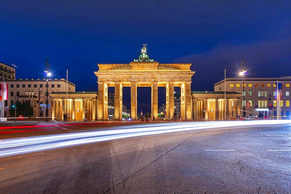 Traces of light in front of the Brandenburg Gate at dusk, Pariser Platz, Berlin, Germany, Europe