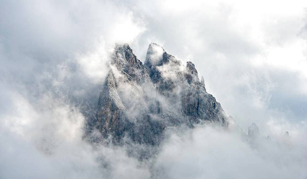 Cloud-covered rocky peaks, mountain peaks of the Geisler group, Villnoesstal, Dolomites, South Tyrol, Italy, Europe