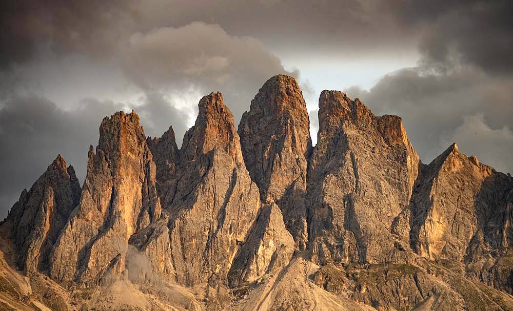 Mountain peaks of the Geisler group at sunset, Villnoesstal, Dolomites, South Tyrol, Italy, Europe