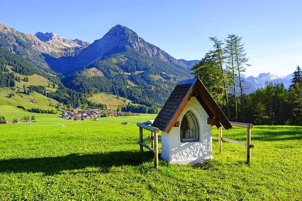 Wayside shrine at the Schoellanger castle, place Reichenbach, Rubihorn and Nebelhorn, near Oberstdorf, Oberallgaeu, Allgaeu, Swabia, Bavaria, Germany, Europe