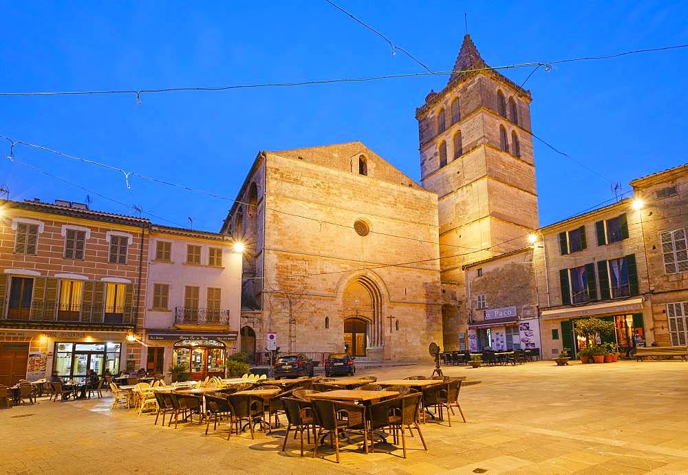 Parish church Nuestra Senyora de los Angeles and main square at dusk, Old Town Sineu, Majorca, Balearic Islands, Spain, Europe