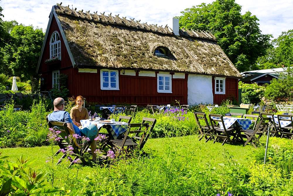 Garden cafe, Flickorna Lundgren Pa Skaeret, Skaeret, Kullen Peninsula, Skane, Skane, Skane laen, southern Sweden, Sweden, Europe