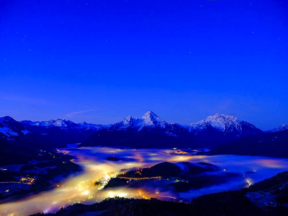 Fog in the valley basin of Berchtesgaden, behind the Steinerne Meer, Watzmann and Hochkalter, dawn, winter landscape, Berchtesgaden, Schoenau am Koenigssee, Berchtesgadener Land, Upper Bavaria, Bavaria, Germany, Europe