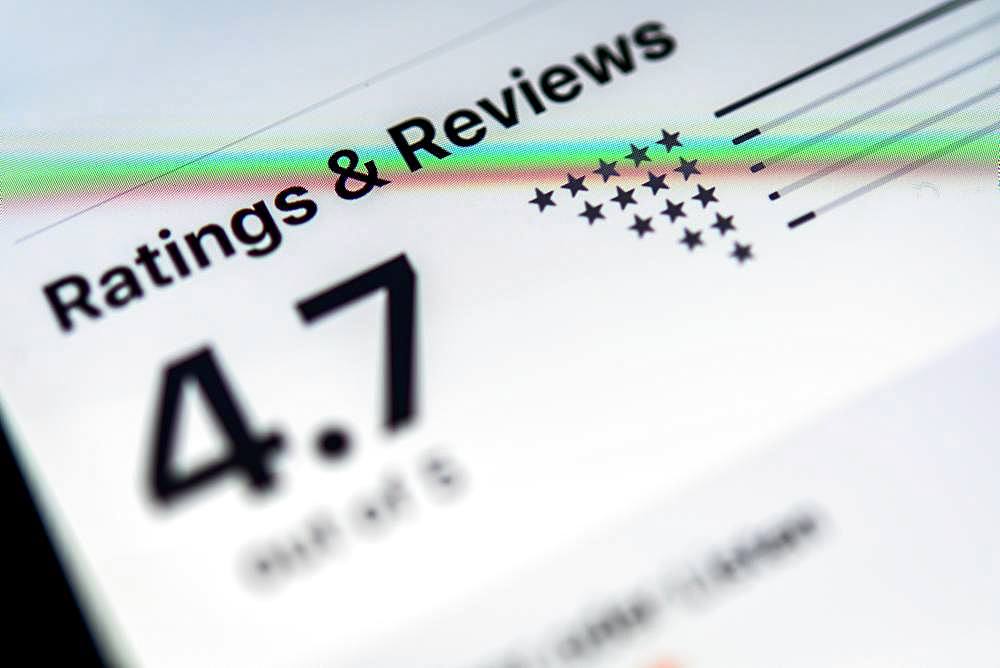 Reviews, reviews of an app in the Apple App Store, iPhone, iOS, smartphone, display, close-up, detail