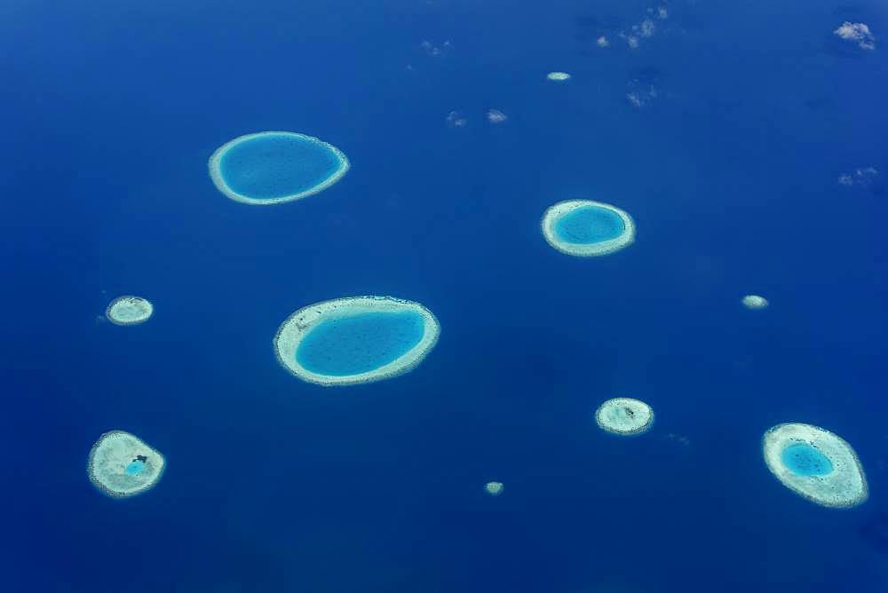 Small ring reefs, remains of sunken islands, Vaavu Atoll or Felidhu Atoll, Indian Ocean, Maldives, Asia