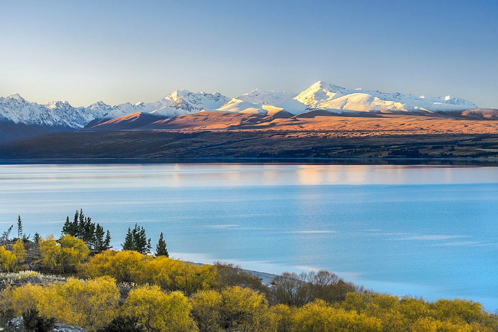 Lake Pukaki in front of snowy mountain range, Mount Cook Road Area, Tekapo, Twizel, Canterbury, New Zealand, Oceania