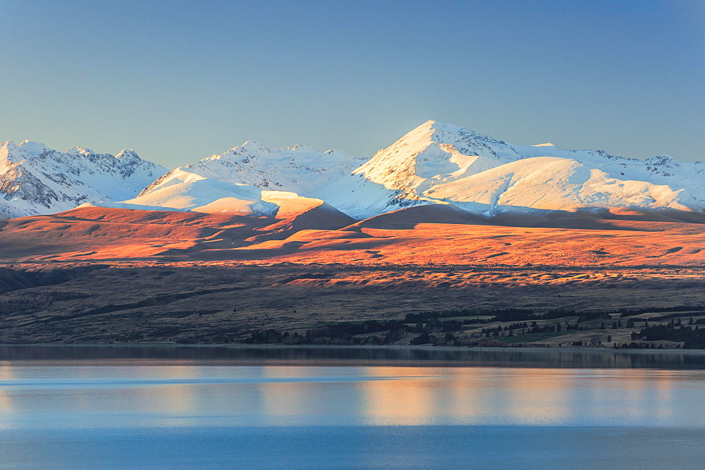 Lake Pukaki in front of snowy mountain range, Mount Cook Road Area, Tekapo, Twizel, Canterbury, New Zealand, Oceania