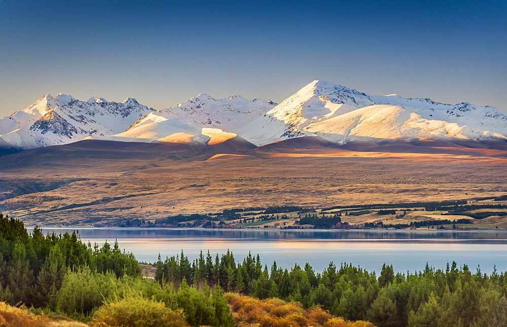 Lake Pukaki in front of snowy mountain range, Mount Cook Road Area, Tekapo, Twizel, Canterbury, New Zealand, Oceania