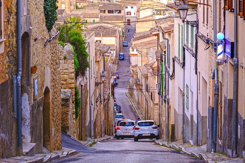 Steep narrow street in old town, Montuiri, Pla de Majorca region, Majorca, Balearic Islands, Spain, Europe