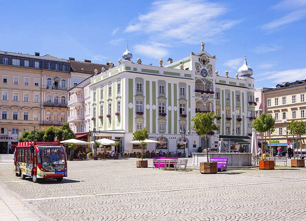 Stroll at the Rathauspatz, town hall with ceramic carillon, Gmunden, Salzkammergut, Upper Austria, Austria, Europe