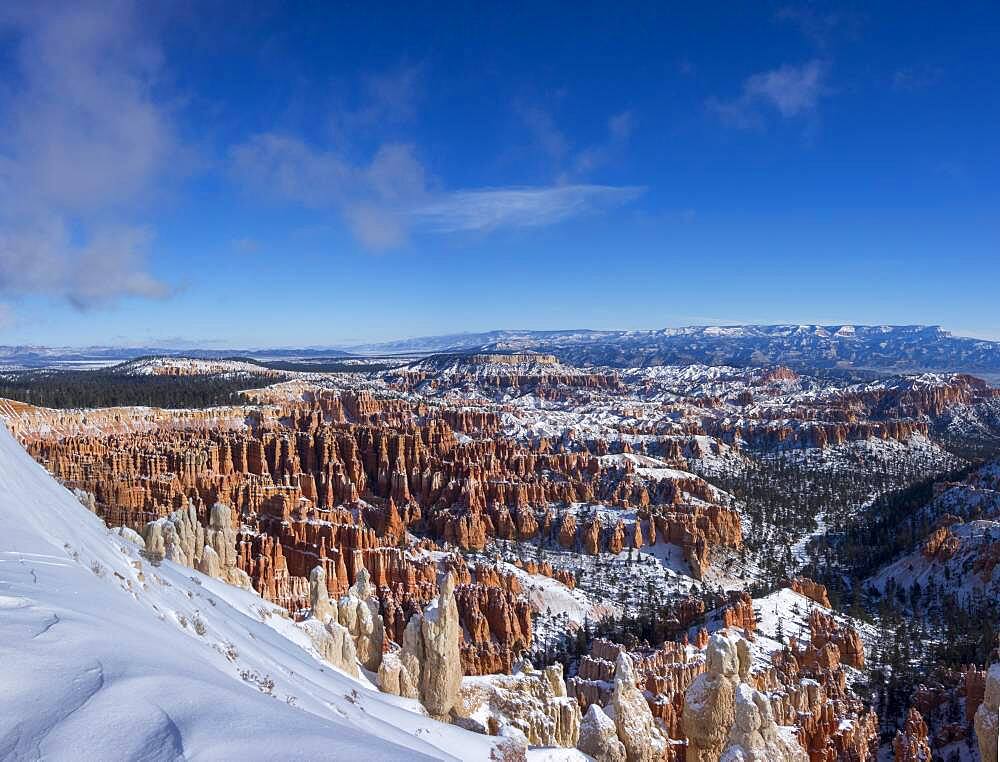 View of the rock formation Amphitheater, snowy bizarre rock landscape with hoodoos in winter, Inspiration Point, Bryce Canyon National Park, Utah, USA, North America