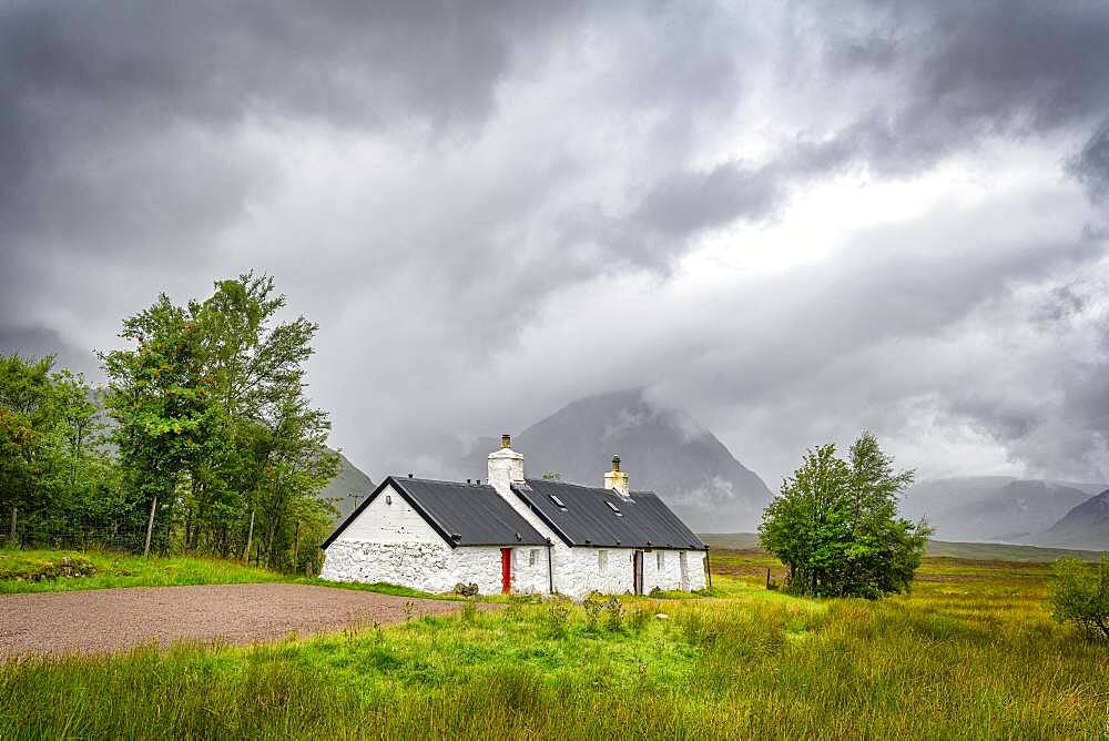 Black Rock Cottage, behind the Buachaille Etive Mor, Glen Coe, Rannoch Moor, West Highlands, Scotland, Great Britain