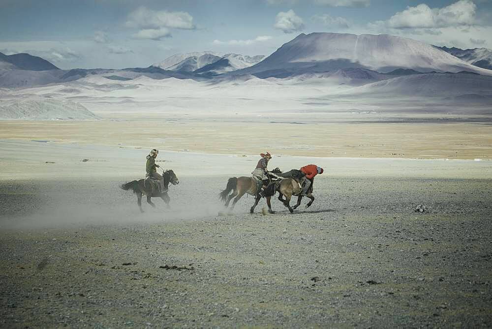 Festival of eagle hunters in Olgii Province, about 20 km from the provincial capital, where different methods of hunting are demonstrated and evaluated, as well as equestrian games and riding new mounts, Kisil Char, Olgii, Mongolia, Asia