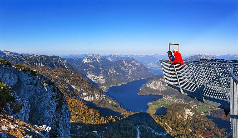 Five Fingers viewpoint with a view of Hallstaettersee, Dachstein massif, Krippenstein, Obertraun, Salzkammergut, Upper Austria, Austria, Europe