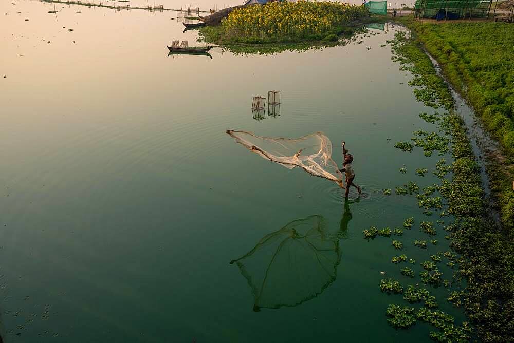 Fishermen on Taung Tha Man Lake throw out a fishing net for sunrise, reflection in the water, Thaung Tha Man Lake, Mandalay, Myanmar, Asia