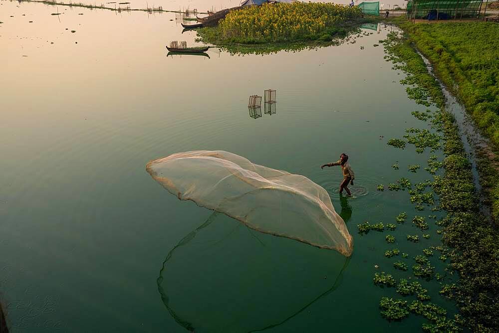 Fishermen on Taung Tha Man Lake throw out a fishing net for sunrise, reflection in the water, Thaung Tha Man Lake, Mandalay, Myanmar, Asia