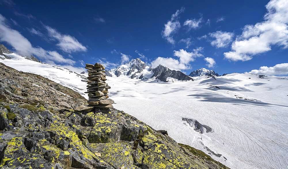 Cairns on the hiking trail, Glacier du Tour, glacier and mountain peaks, high alpine landscape, left Aiguille du Chardonnet, Chamonix, Haute-Savoie, France, Europe