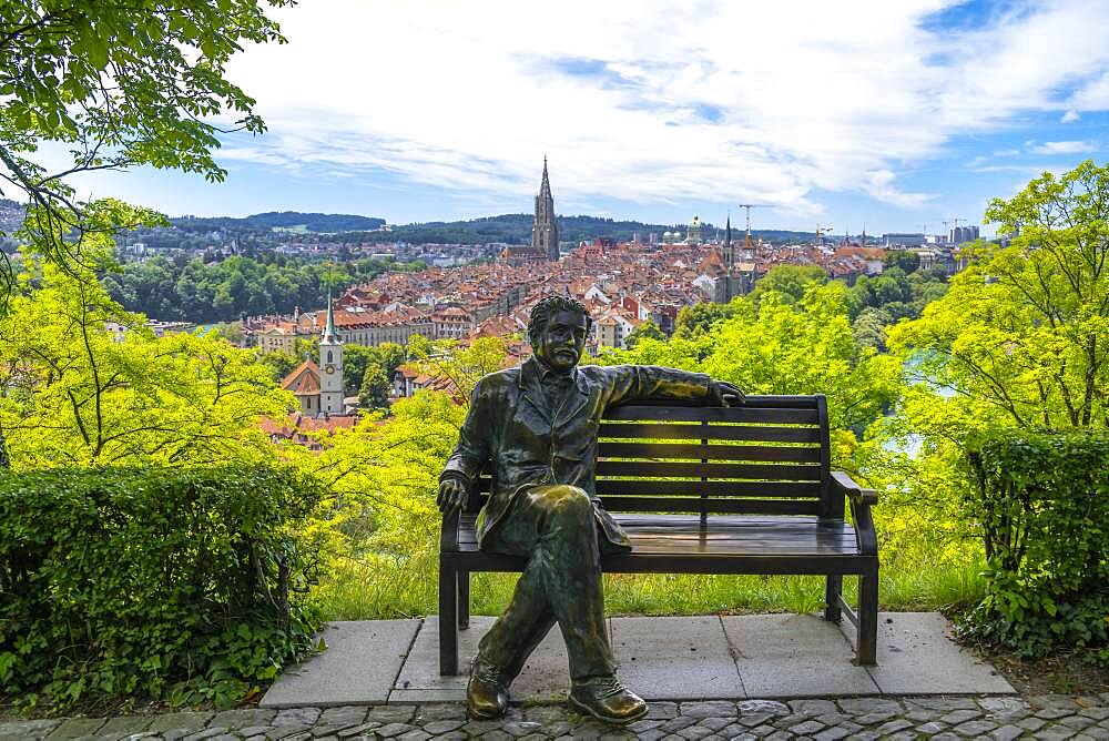 Albert Einstein, bronze figure by Le Passioni, view from the rose garden to the old town, Bern Cathedral, district Nydegg, Bern, canton Bern, Switzerland, Europe