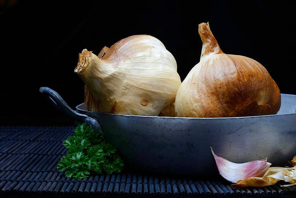 Garlic, smoked, in shell, France, Europe