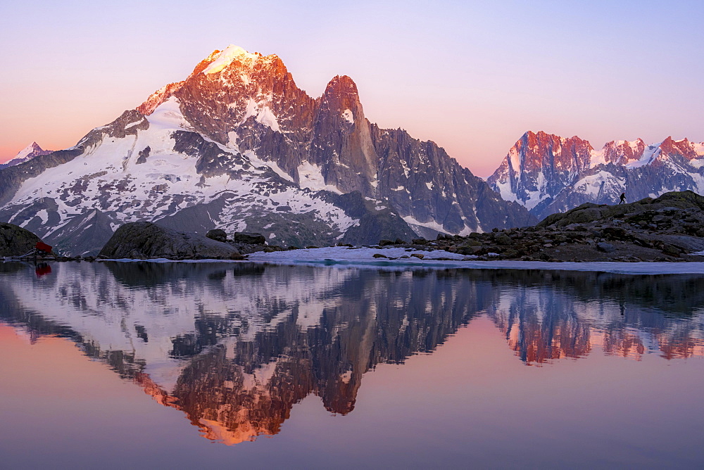 Evening atmosphere with alpenglow, water reflection in Lac Blanc, mountain peaks, Aiguille Verte, Grandes Jorasses, Aiguille du Moine, Mont Blanc, Mont Blanc massif, Chamonix-Mont-Blanc, Haute-Savoie, France, Europe