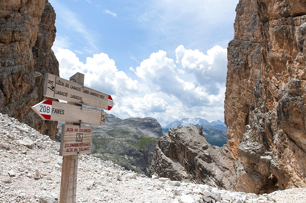 Hiking trail between rock faces, hiking sign on the Dolomites High Altitude Trail 1, Fanes, Lagazuoi, Forcela di Lech (2486 m), Dolomites, South Tyrol, Alto Adige, Trentino-Alto Adige, Italy, Europe