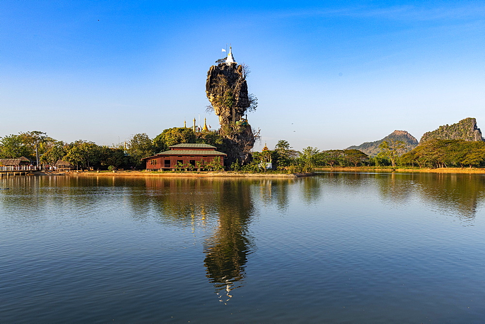 Little pagoda on a rock, Kyauk Kalap, Hpa-An, Kayin state, Myanmar, Asia