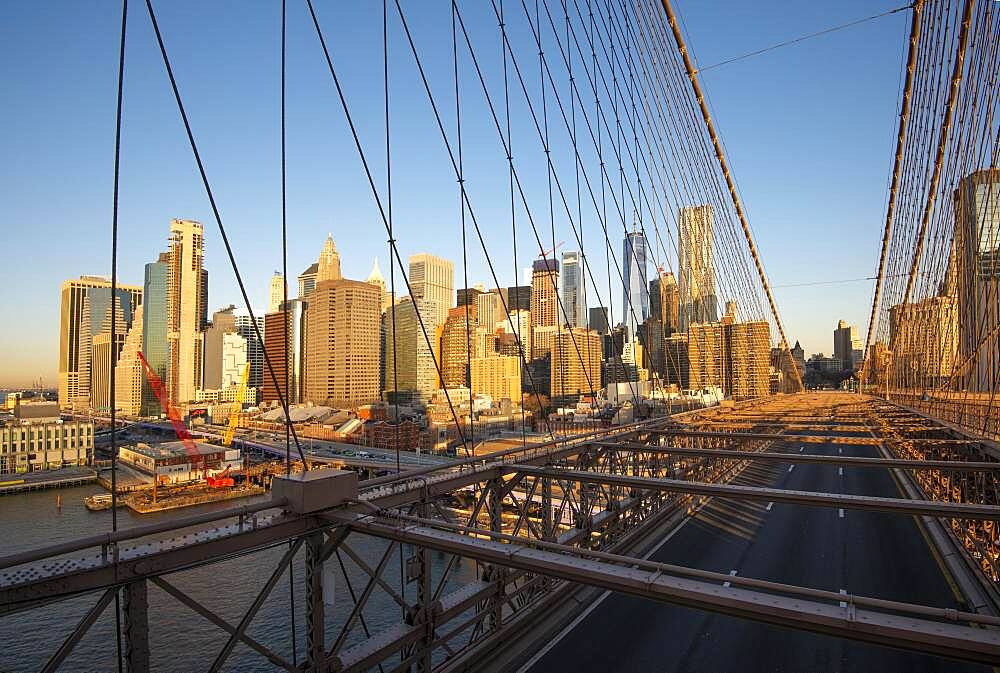 Brooklyn Bridge, hinten links Skyline von Lower Manhattan, Manhattan, New York City, New York, USA, North America