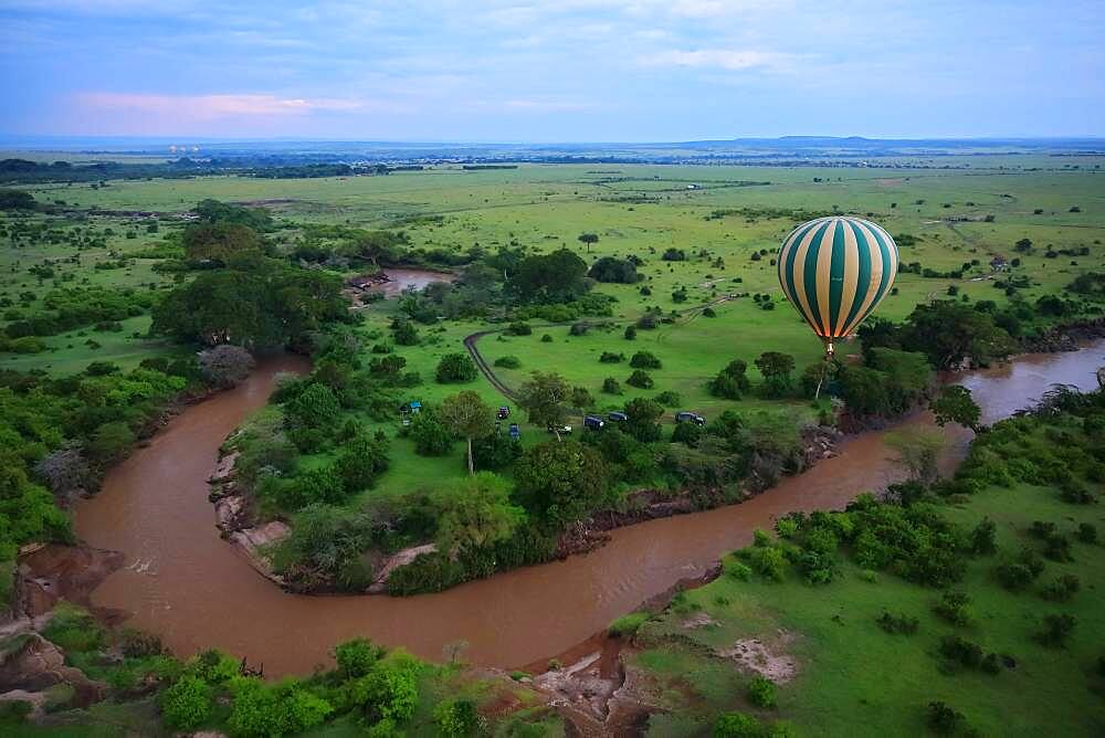 Hot air balloon over Mara River, Savannah, Masai Mara National Reserve, Kenya, Africa