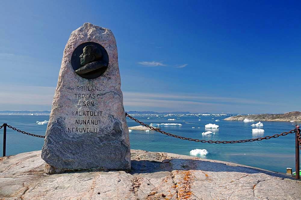 Monument to Knud Rasmussen, stone, bay with icebergs, Ilulissat, Disko Bay, Greenland, Denmark, North America