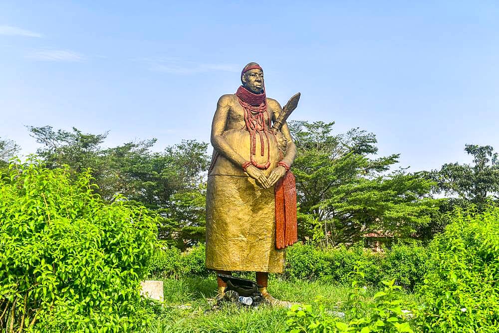 King´s statue outside the Benin National Museum in the Royal gardens, Benin city, Nigeria, Africa