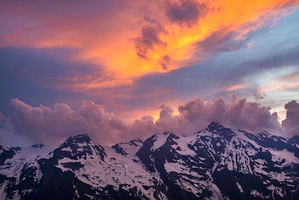 Mountain peaks in the evening mood, Hohe Dock, Vorderer Bratschenkopf, Grosses Wiesbachhorn, Grossglockner High Alpine Road, Hohe Tauern National Park, Salzburg, Austria, Europe