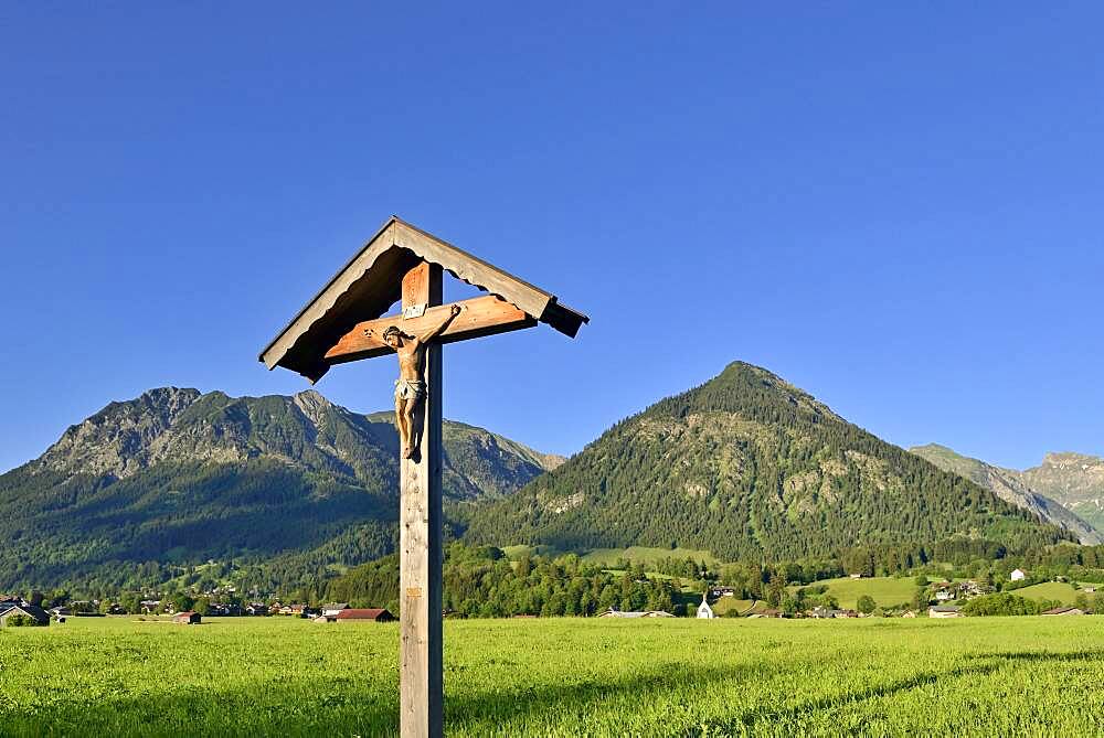 Wayside cross in the Lorettowiesen, view of the mountains near Oberstdorf, Rubihorn 1937 m, Gaisalphorn 1953 m, Schattenberg 1721 m, Allgaeu Alps, Allgaeu, Bavaria