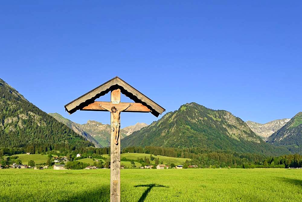 Cross in the Lorettowiesen, view to the mountain Riefenkopf 1748 m near Oberstdorf, Allgaeu Alps, Allgaeu, Bavaria, Germany, Europe