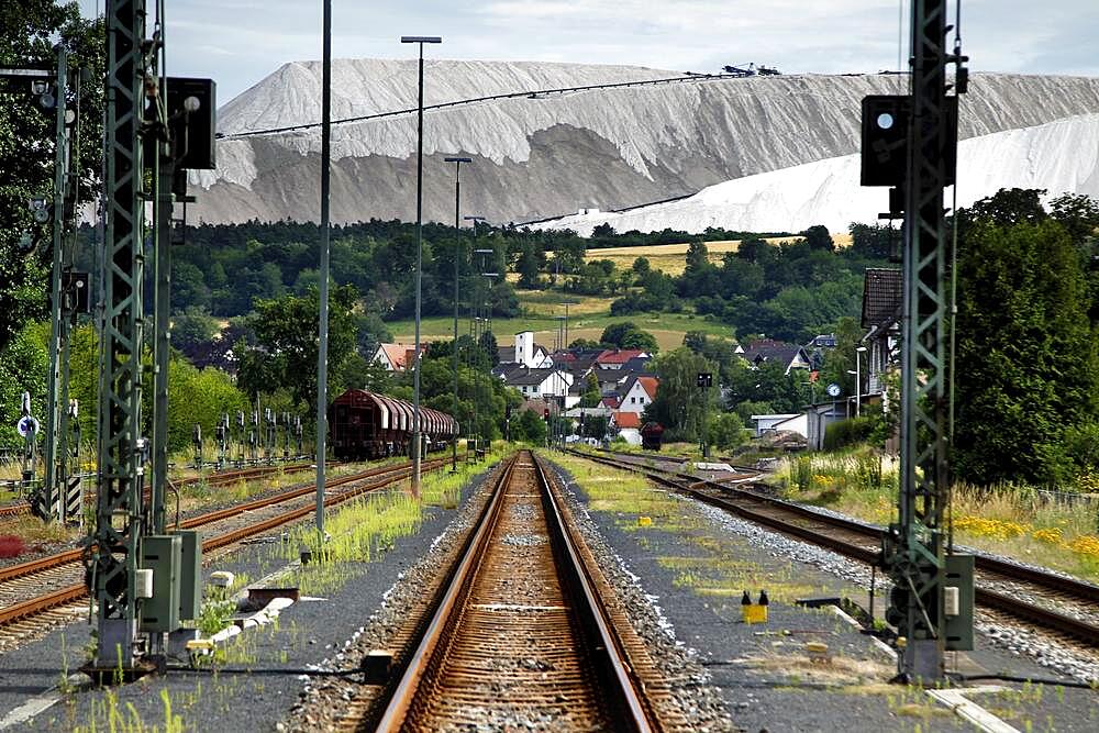 Salt dump, potash mining, railway tracks, Kolonnenweg, Lochplattenweg, Gruenes Band, border trail, former German-German border, Philipsthal, Werratal, Hersfeld-Rotenburg district, Hesse, Germany, Europe