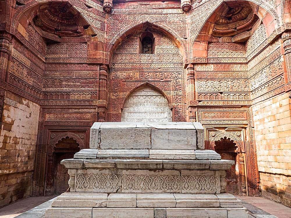 Tomb in the Qutb Complex, Mehrauli Archaeological Park, Delhi, India, Asia