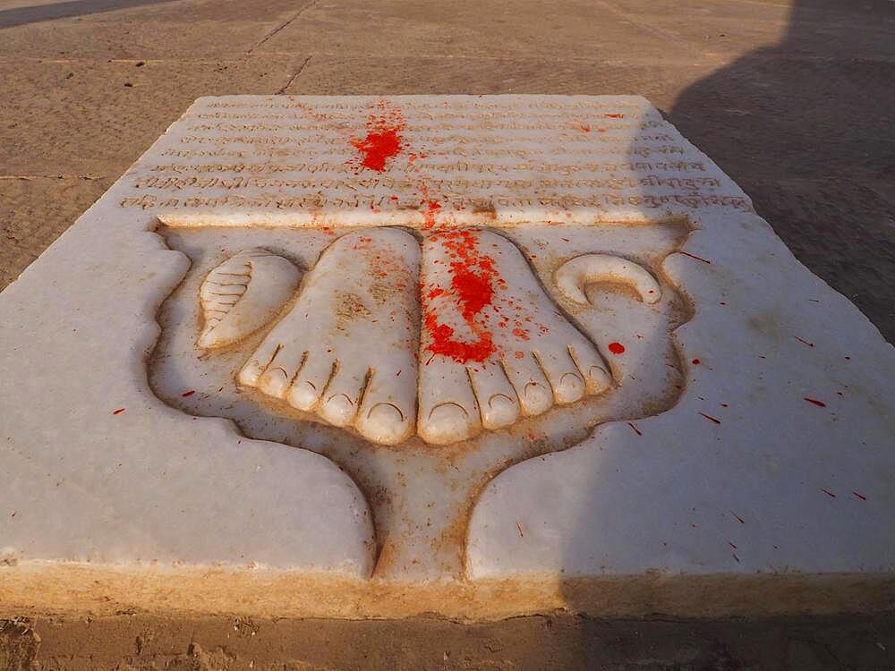 Memorial stone, Devi Kund Sagar, Chattris, cremation grounds of the Maharajas of Bikaner, Bikaner, Rajasthan, India, Asia