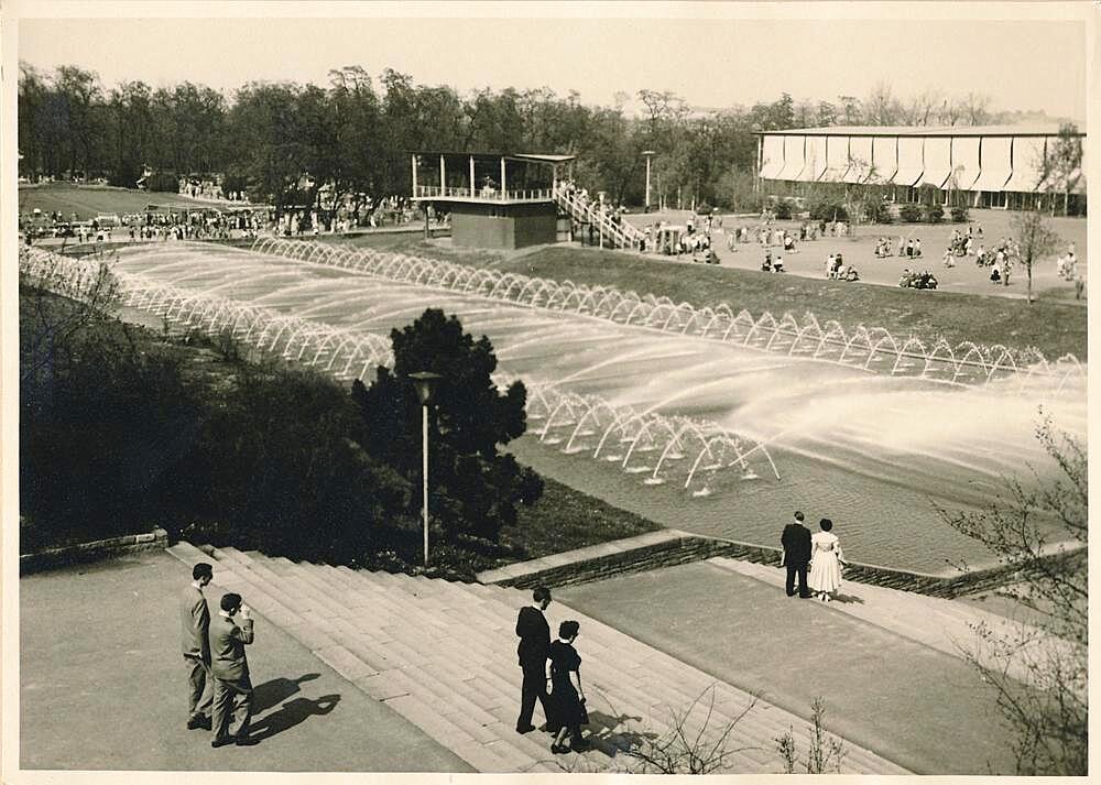 Historical photograph from 1956 of the Hoehenpark Killesberg, water features and exhibition hall, Stuttgart, Baden-Wuerttemberg, Germany, Europe