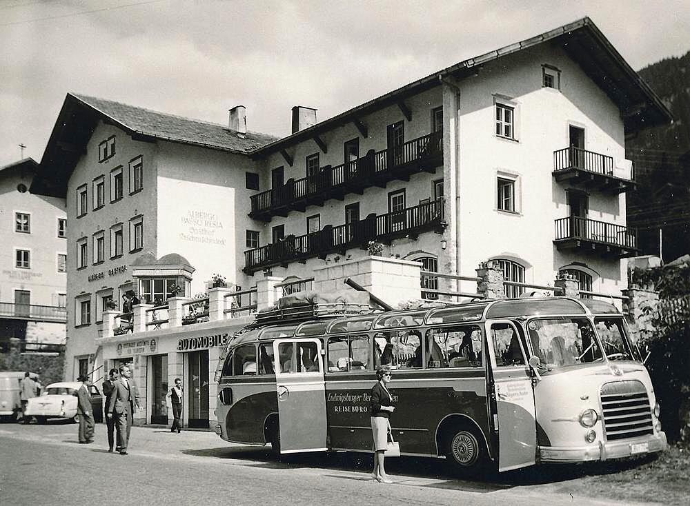 Summer holiday in 1960: German coach on the way to (South Tyrol) (Italy) (Tyrol) (Austria), in front of the Gasthof Reschen Scheideck, today Hotel am Reschensee. The Reschen Pass crosses the main Alpine ridge and separates the Oetztal Alps in the east from the Sesvenna Group in the west. It connects the Vinschgau Valley with the Upper Inn Valley, Italy, Europe