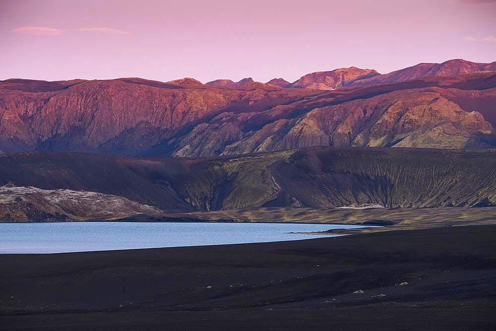 Lake and mountains in the evening light, near Veioivoetn, Icelandic Highlands, Iceland, Europe