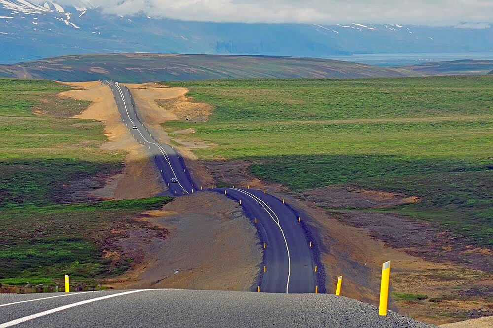 Road winds over barren mountains, up and down, vastness, Myvatn, Northern Iceland, Iceland, Europe