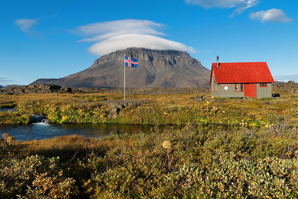 Porsteinsskali hut, Heroubreioarlindir oasis, Heroubreio or Herdubreid table volcano in the background, Icelandic Highlands, Iceland, Europe