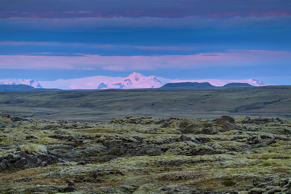 Moss-covered Laki crater or Lakagigar, row of craters, Vatnajoekull glacier in evening light, Highlands, South Iceland, Suourland, Iceland, Europe