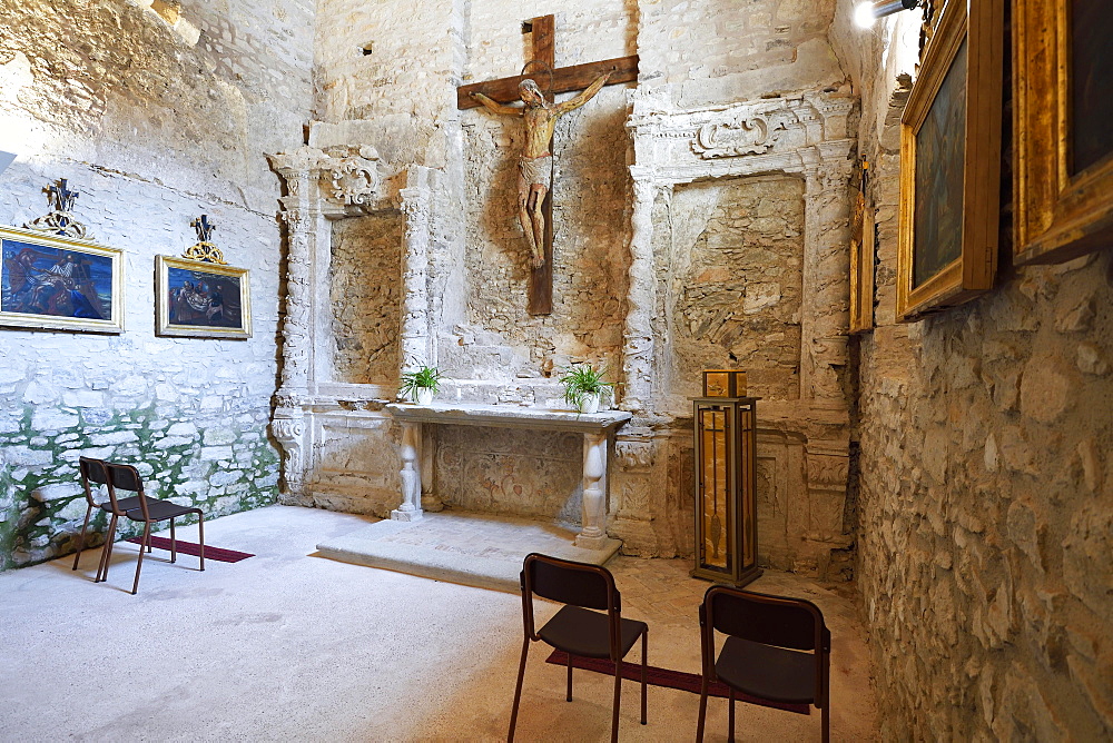 Cross and chancel. 11th century, Chiesa San Giuliano, mountain village of Erice, Sicily, Italy, Europe