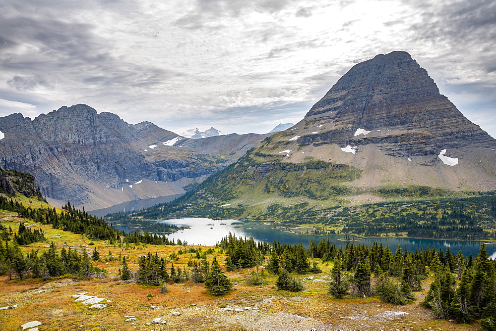 Hidden Lake with Bearhat Mountain in autumn, Glacier National Park, Rocky Mountains, Montana, USA, North America