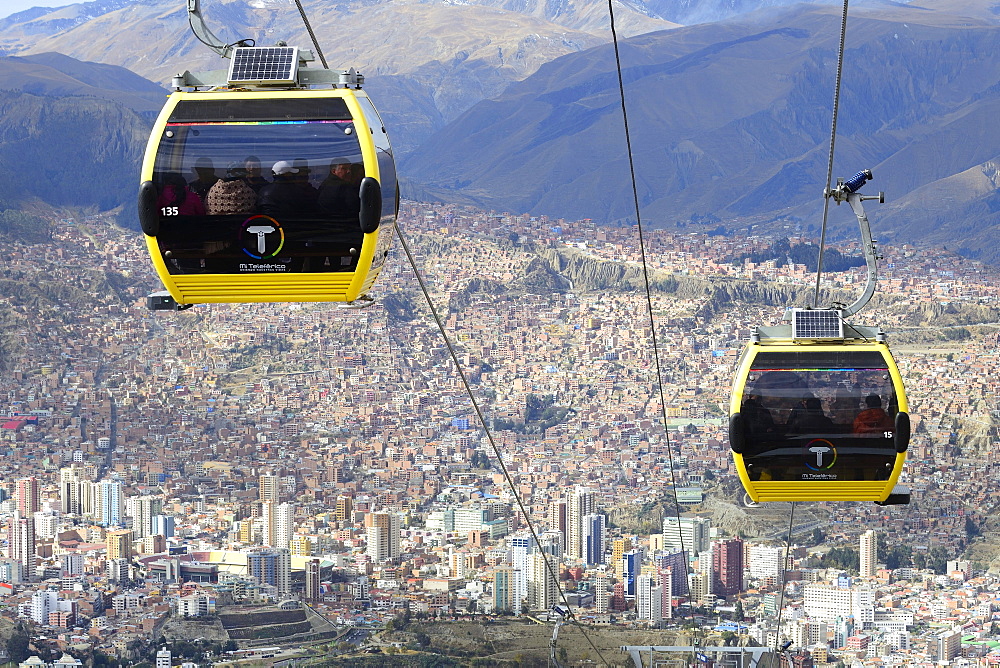 Cable car gondolas, Teleferico of the Amarilla line, La Paz, Bolivia, South America